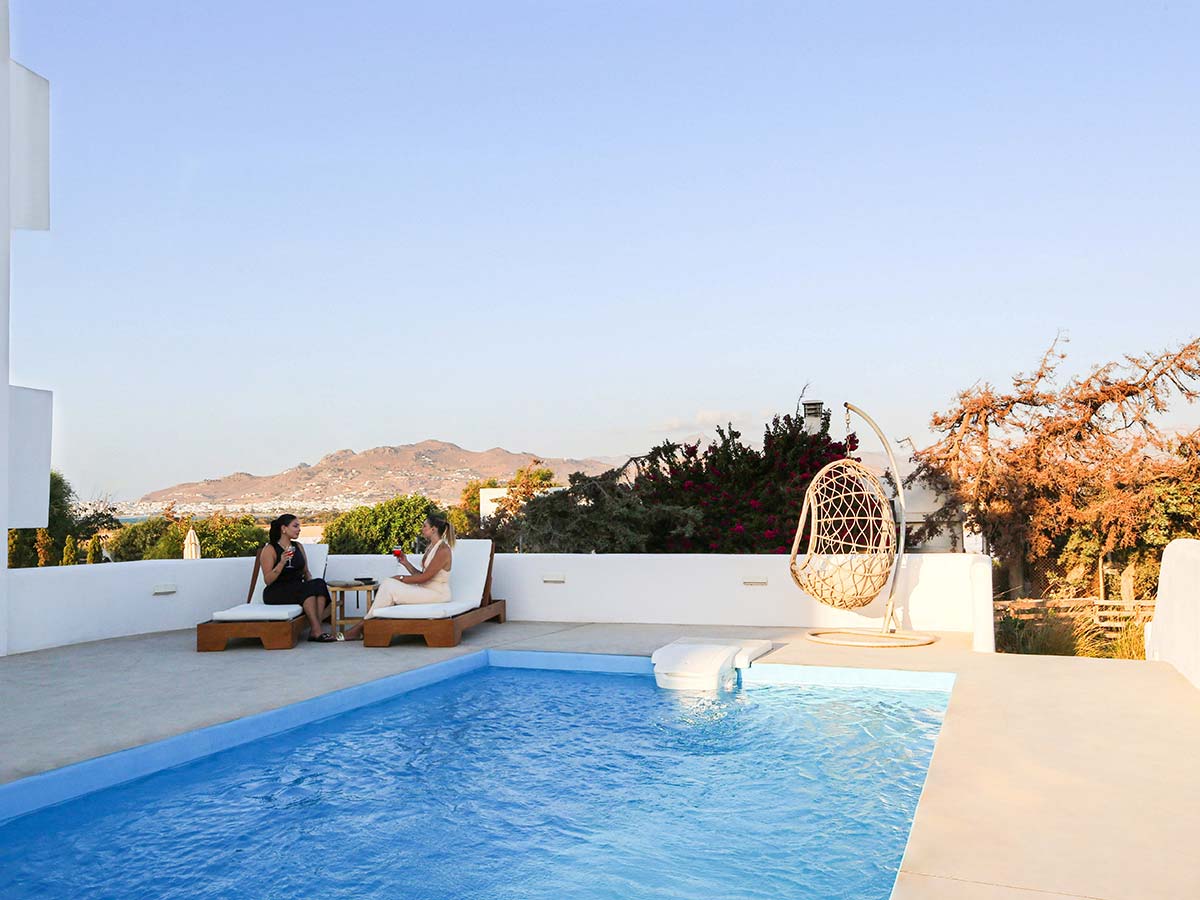 Ιδιωτική πισίνα της One-Bedroom Villa στη Νάξο με ξαπλώστρες και χώρο χαλάρωσης